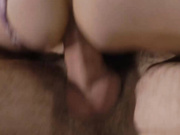 犹如恋人一样的人妖和型男玩暧昧骑在身上亲密接吻