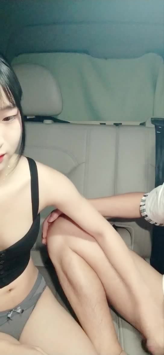 颜值不错妹子车内多人秀 车后座跪着舔JJ口交最后射在嘴里 很是诱惑喜欢不要错过