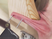 重口味SM虐阴被绑在地板上拉开阴唇用钉子锭