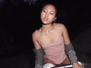 开放亚裔妹子野马路上逼粗大鸡巴后入阴道啪啪