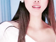 骚浪粉嫩大奶女神掰开肥穴没搞几下流出水淫叫