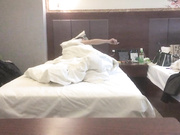 小伙约人妻玩母子乱伦饥渴姐姐满足呻吟震天