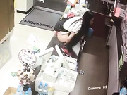 妹子是受了多大刺激 找不到厕所直接站到商店柜台上尿尿然后一饮而尽 男店员拉不动搞的不知所措 有对白