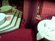 情趣酒店水滴监控TP高素质美女和瘦男友浴缸干到床上对白清晰