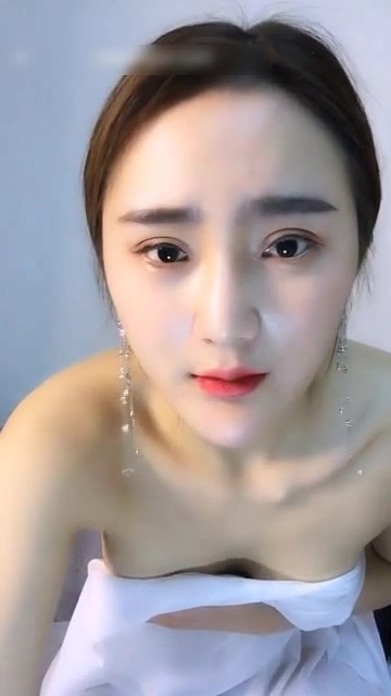 最近聊天平台很火的范大小姐大尺度诱惑把自己整得跟范冰冰似的估计花了不少钱