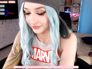 火辣的角色扮演女孩用双道具来玩弄她的小穴