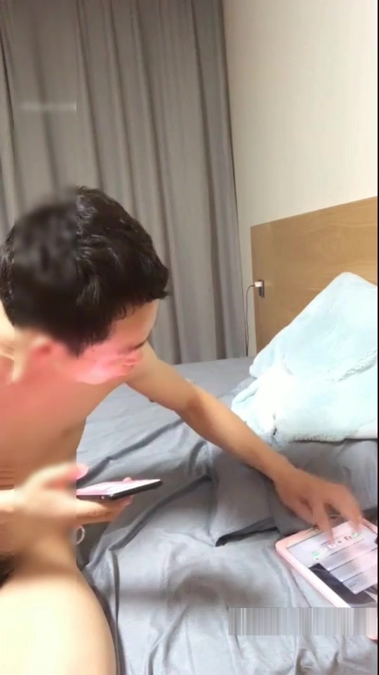 大长腿气质美女为了赚快钱和中年男宾馆啪啪,