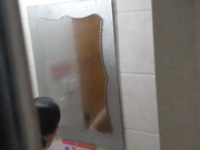 下班偷拍一只骚逼在洗澡，最后被发现了，真刺激