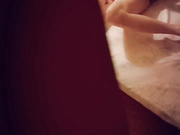 女儿看AV按摩器自慰被爸爸发现推门进去啪啪