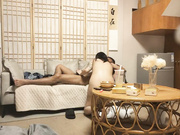 花臂纹身骚货要在沙发上操手指扣穴调情输出