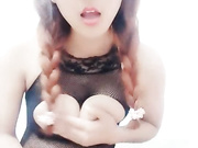 萌妹子清纯女孩穿着连体漏奶网袜振动棒抽插