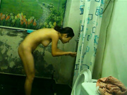 出租屋房東暗藏攝像頭偷拍美少婦沐浴更衣 雪白肌膚堅挺美乳看得讓人欲火焚身 720P高清原版