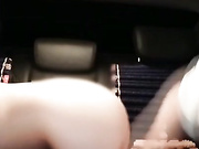 天然木瓜大奶美女夜晚与炮友玩车震对白精彩