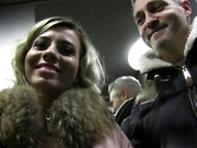 公职人员为了钱欺骗自己短发的妻子