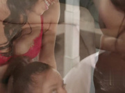 黑皮肤的蒂安娜·特朗普和维基·蔡斯共用一台BBC