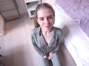 那个女孩刚化完妆，我已经给她脸上抹了妆