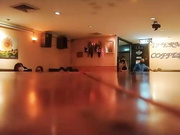 国外探花苗条身材大长腿妹子互舔口交沙发上操