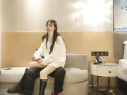 约白色外套少妇啪啪特写口交抱着大力抽插