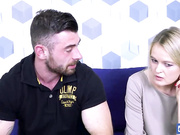 绿帽老兄分享妻子给朋友干只为了获得现金赌博