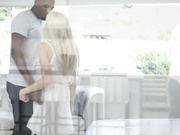 淘气的娜奥米·伍兹和炮友偷情被老公发现