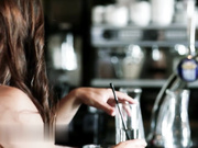 风骚女仆在富豪家中厨房的特别服务